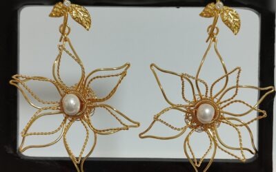 ARETES DE FLOR ENTORCHADA